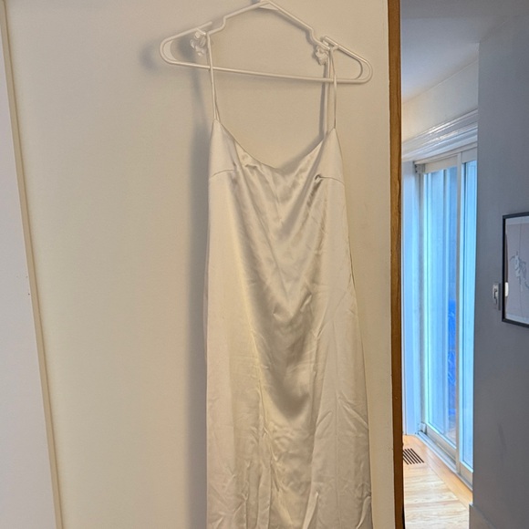 Meshki Elegant White Backless Dress - Picture 3 of 5